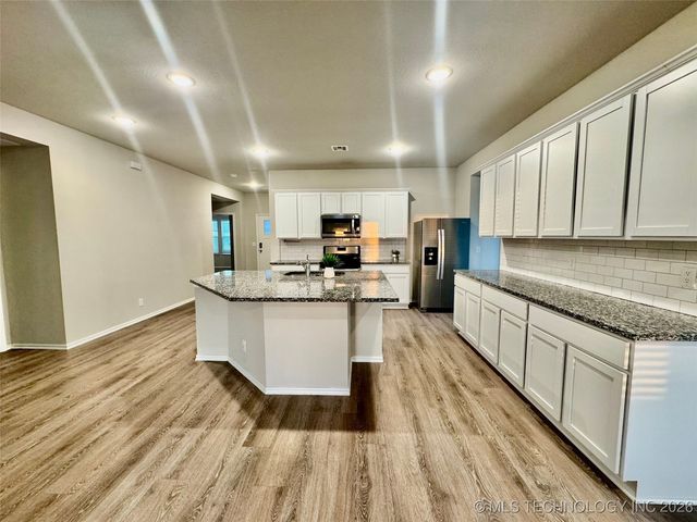 11424 S 282nd East Avenue S, Coweta, OK 74429