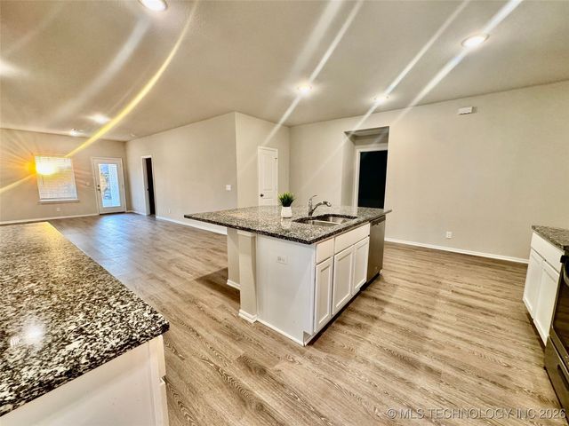 11424 S 282nd East Avenue S, Coweta, OK 74429