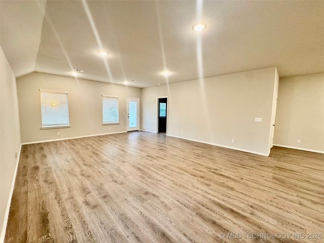 11424 S 282nd East Avenue S, Coweta, OK 74429