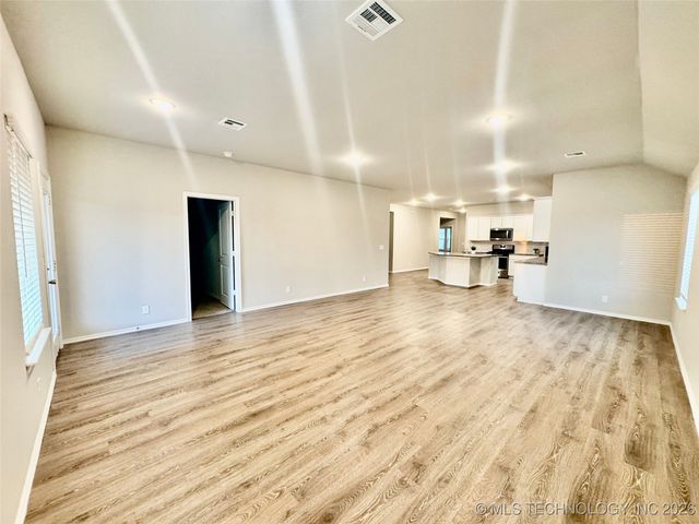 11424 S 282nd East Avenue S, Coweta, OK 74429