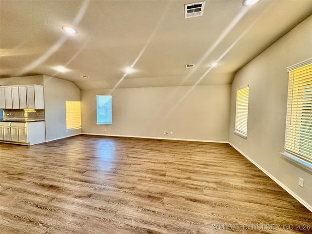 11424 S 282nd East Avenue S, Coweta, OK 74429