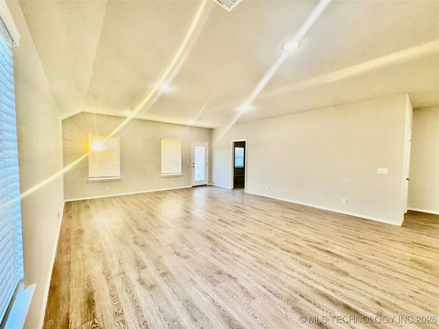 11424 S 282nd East Avenue S, Coweta, OK 74429