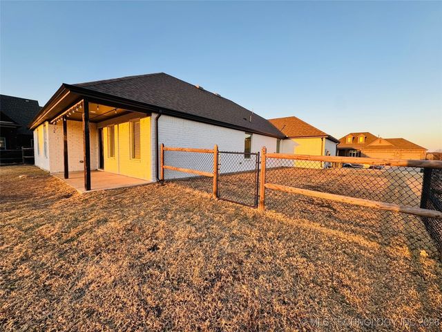 11424 S 282nd East Avenue S, Coweta, OK 74429