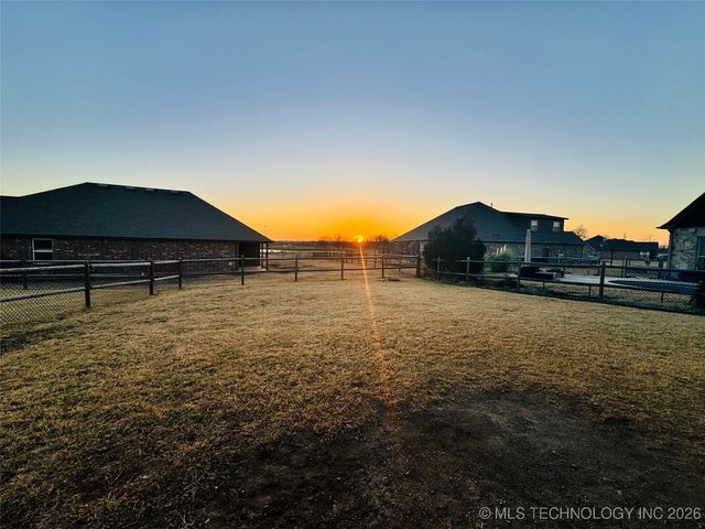 11424 S 282nd East Avenue S, Coweta, OK 74429