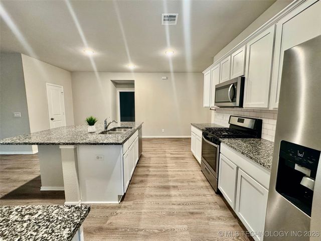 11424 S 282nd East Avenue S, Coweta, OK 74429