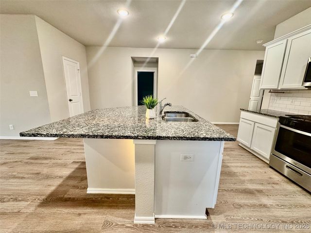 11424 S 282nd East Avenue S, Coweta, OK 74429