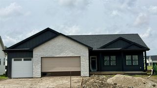 670 NW Concord Lane, Waukee, IA 50263