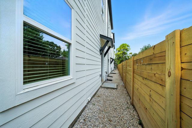 2306 Hoskins Drive E, Houston, TX 77080