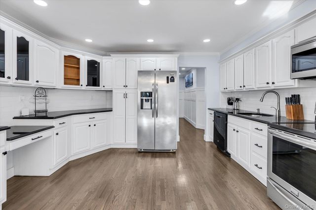 56 Fairfields Lane, Huntington Station, NY 11746