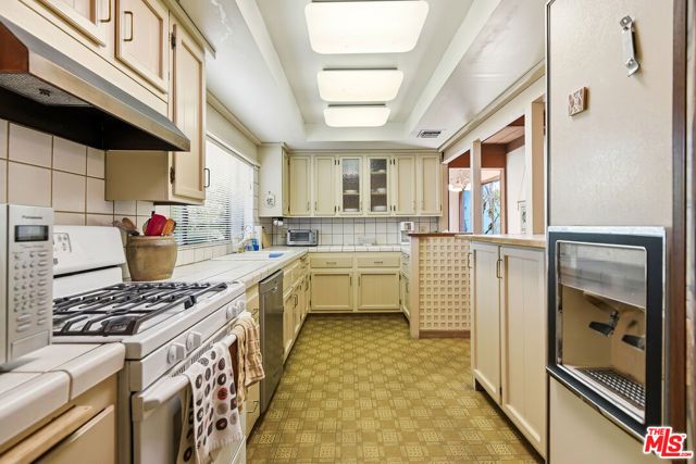 15203 Camarillo Street, Sherman Oaks, CA 91403