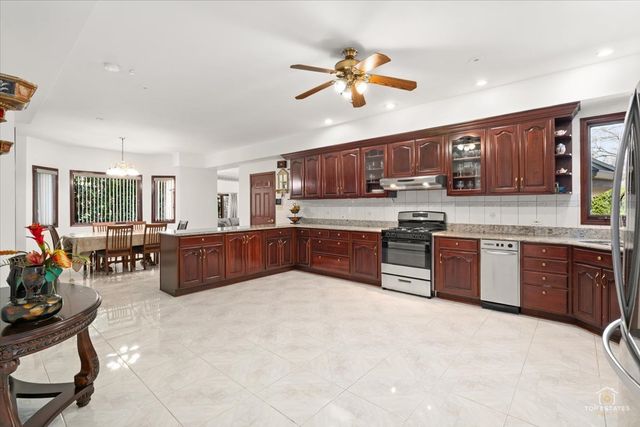 822 Coventry Lane, Oak Brook, IL 60523