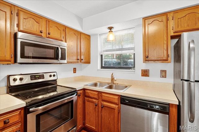 12952 Bryce Canyon Drive B, Maryland Heights, MO 63043