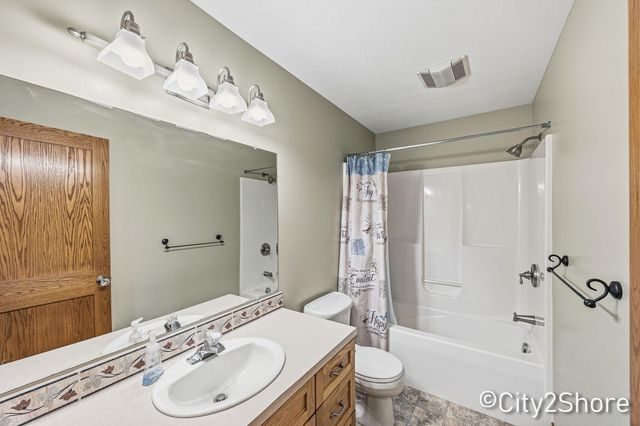 604 28th Avenue, Jamestown Twp, MI 49426