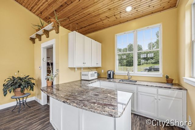 604 28th Avenue, Jamestown Twp, MI 49426