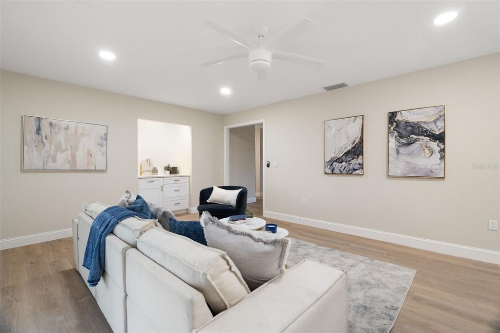 Image 16 of property listing at 116 12TH AVENUE E, Bradenton, FL 34208