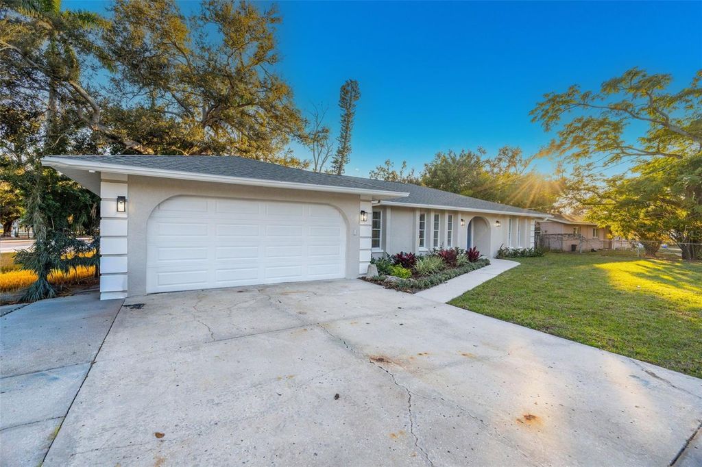 Image 3 of property listing at 116 12TH AVENUE E, Bradenton, FL 34208