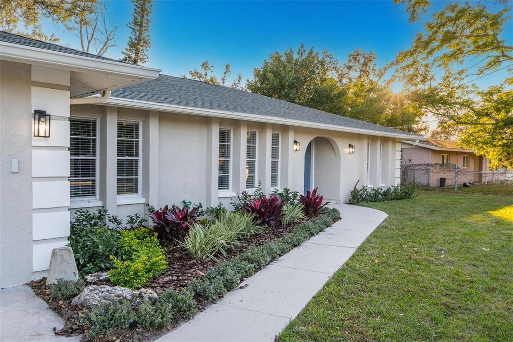 Image 4 of property listing at 116 12TH AVENUE E, Bradenton, FL 34208