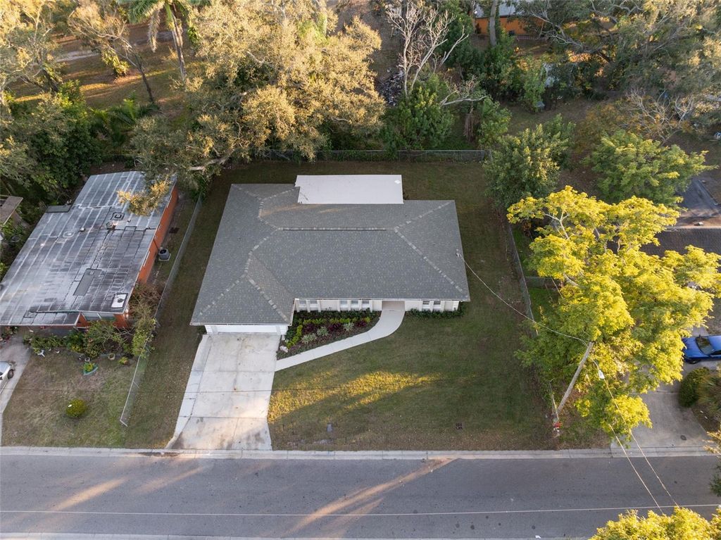 Image 39 of property listing at 116 12TH AVENUE E, Bradenton, FL 34208