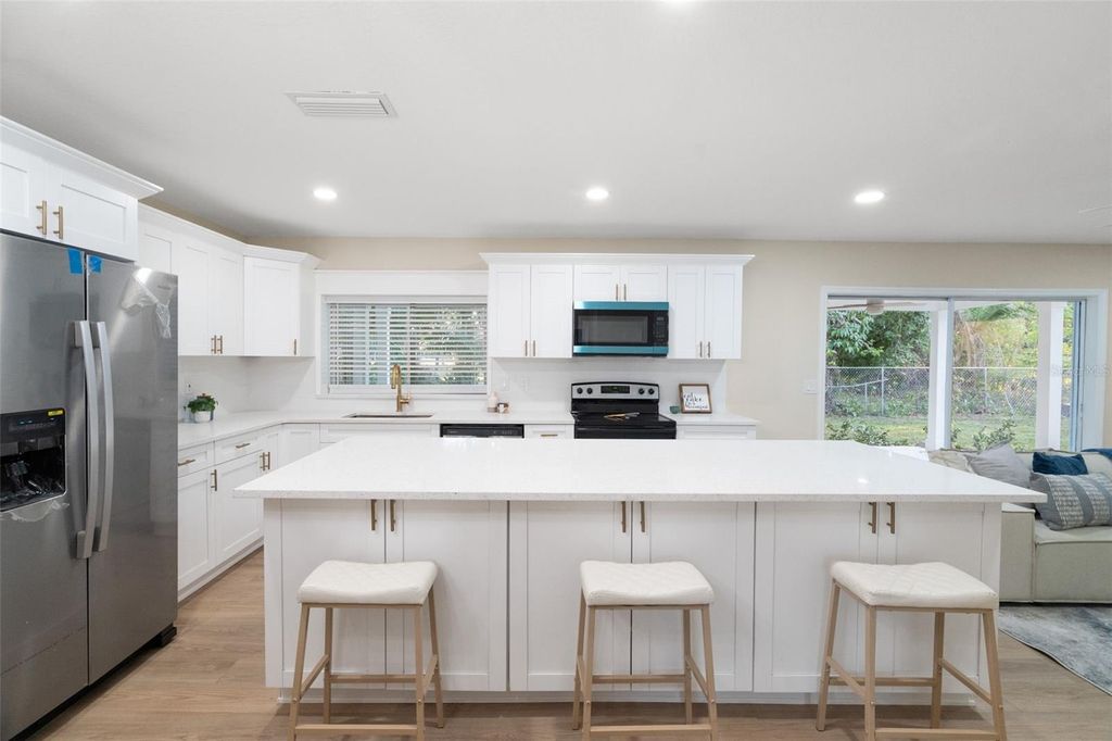 Image 5 of property listing at 116 12TH AVENUE E, Bradenton, FL 34208