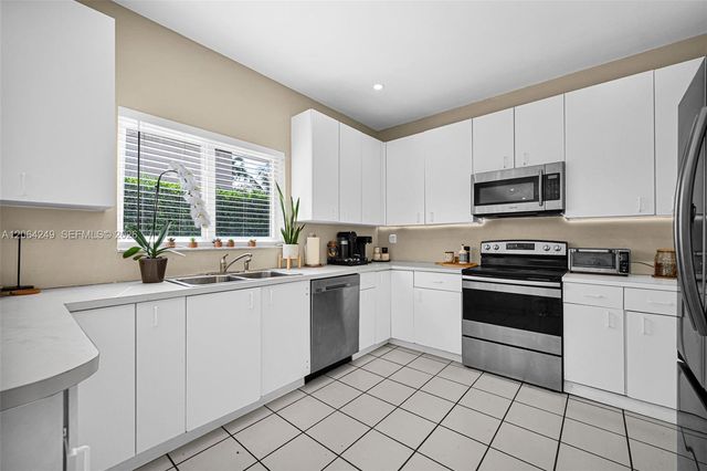 10877 SW 152nd Place, Miami, FL 33196