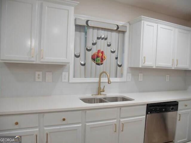 6681 Point Of Woods Drive, Stone Mountain, GA 30087