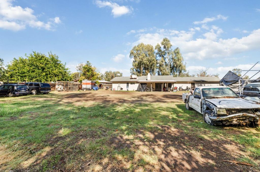 Image 17 of property listing at 8289 E Mckinley Avenue, Fresno, CA 93737