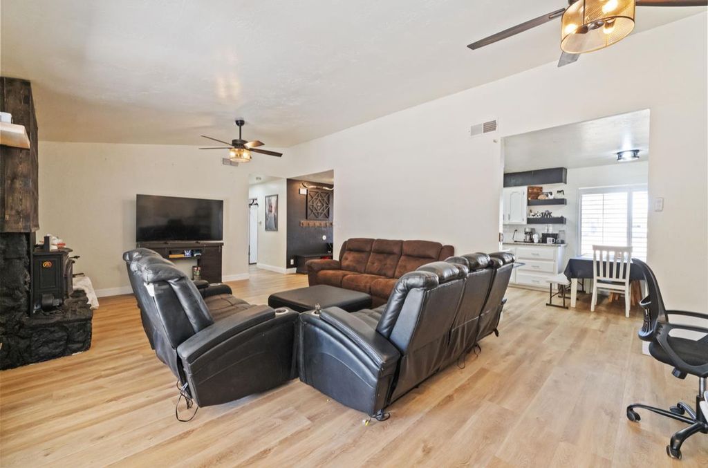 Image 7 of property listing at 8289 E Mckinley Avenue, Fresno, CA 93737