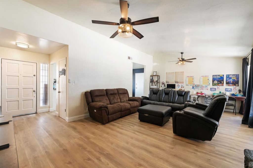 Image 8 of property listing at 8289 E Mckinley Avenue, Fresno, CA 93737