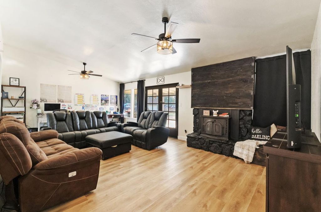 Image 9 of property listing at 8289 E Mckinley Avenue, Fresno, CA 93737