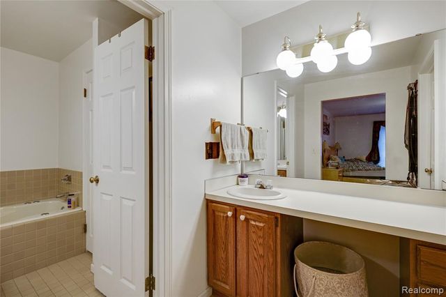 1321 Highland Meadows, Flint, MI 48532