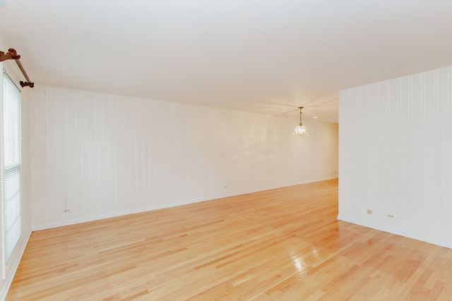 1410 Pebblecreek Drive, Glenview, IL 60025