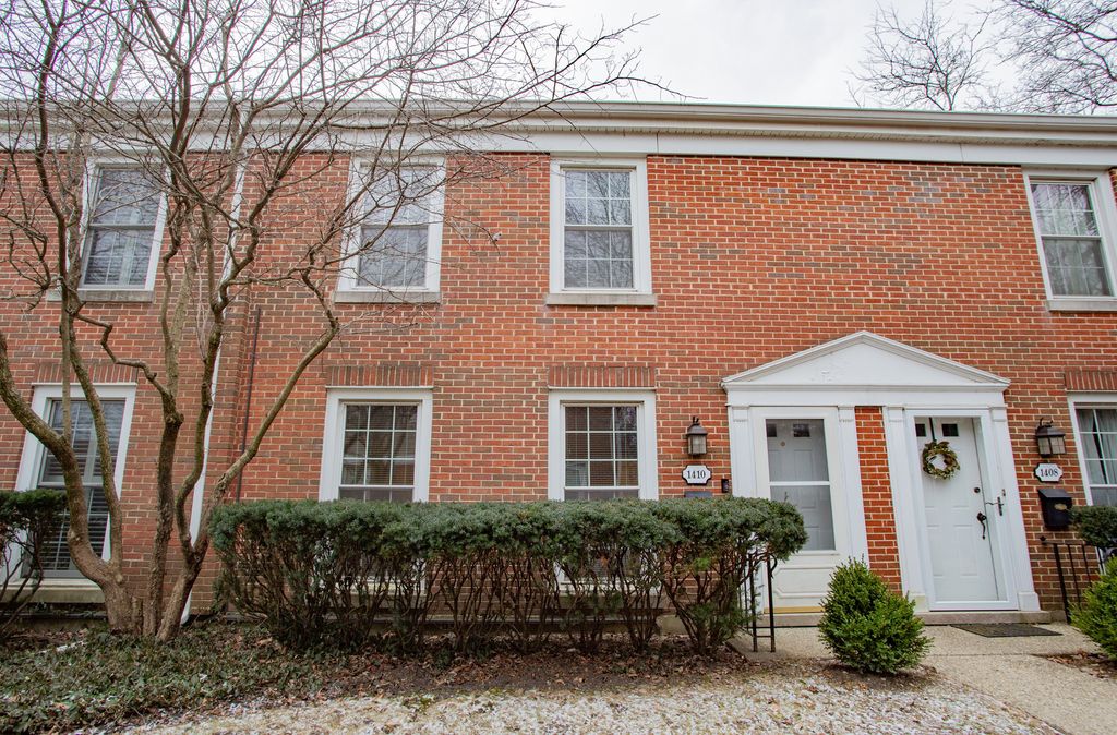 1410 Pebblecreek Drive, Glenview, IL 60025