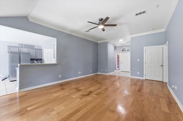 13 Westwood Drive, Huntsville, TX 77320