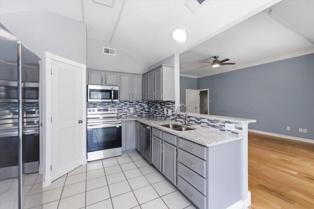 13 Westwood Drive, Huntsville, TX 77320