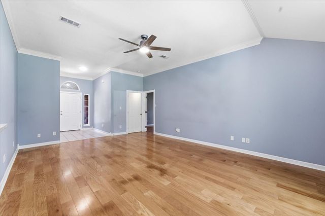 13 Westwood Drive, Huntsville, TX 77320