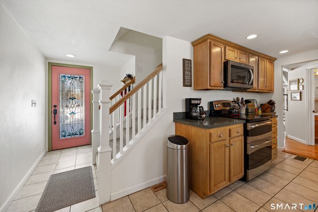 28 Davis Road, New Hartford, CT 06057