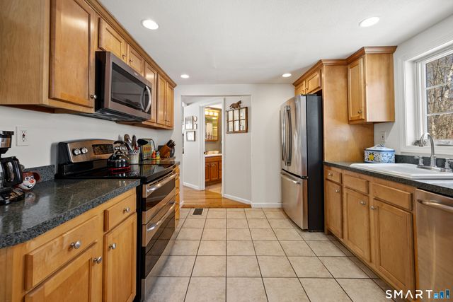 28 Davis Road, New Hartford, CT 06057