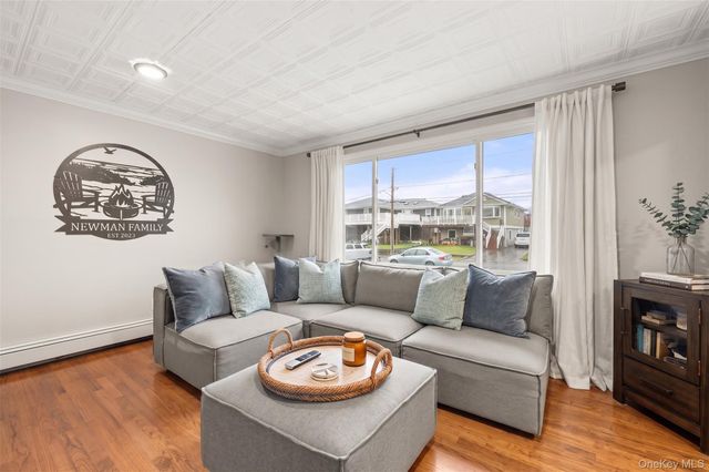 20 E Seacrest Avenue, Lindenhurst, NY 11757