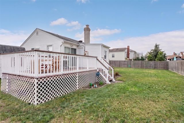 20 E Seacrest Avenue, Lindenhurst, NY 11757