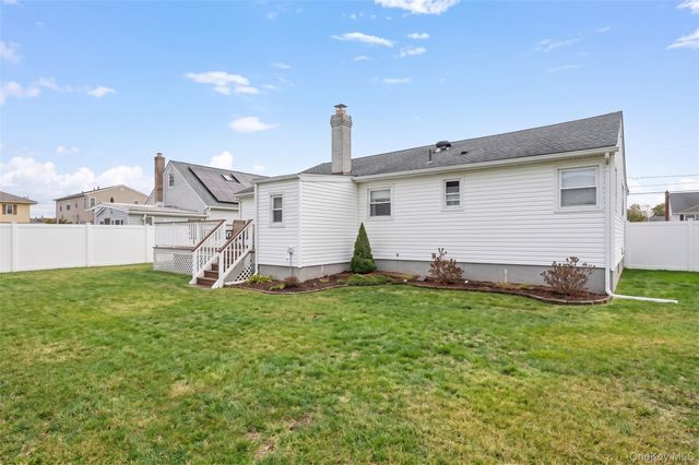 20 E Seacrest Avenue, Lindenhurst, NY 11757