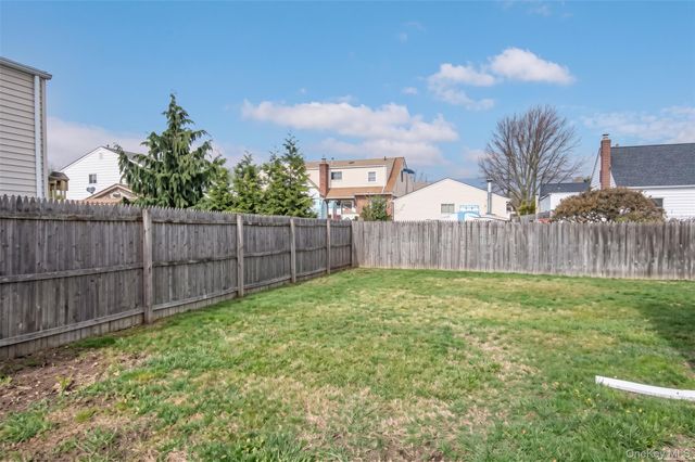 20 E Seacrest Avenue, Lindenhurst, NY 11757