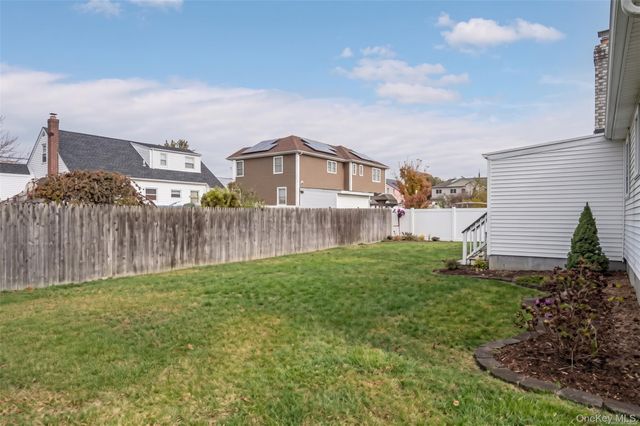 20 E Seacrest Avenue, Lindenhurst, NY 11757