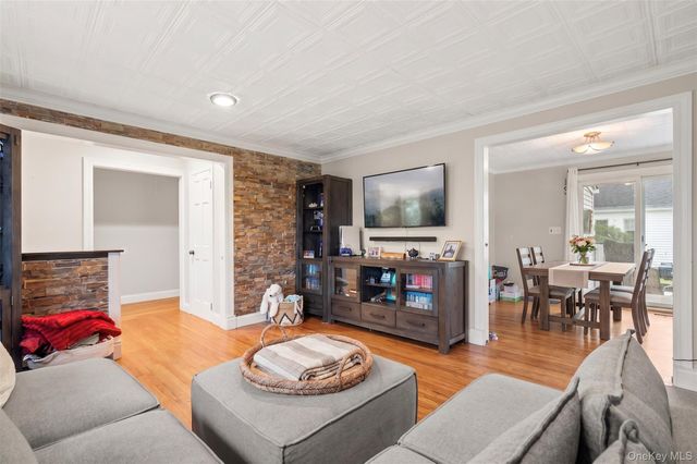 20 E Seacrest Avenue, Lindenhurst, NY 11757