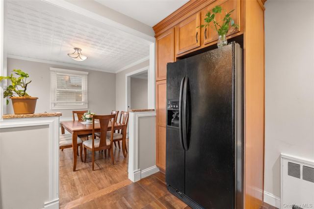 20 E Seacrest Avenue, Lindenhurst, NY 11757