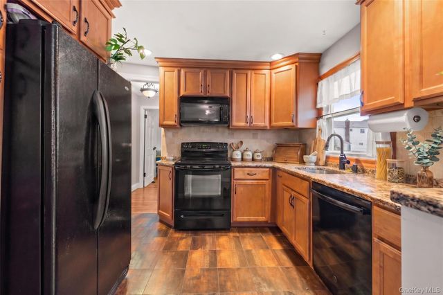 20 E Seacrest Avenue, Lindenhurst, NY 11757