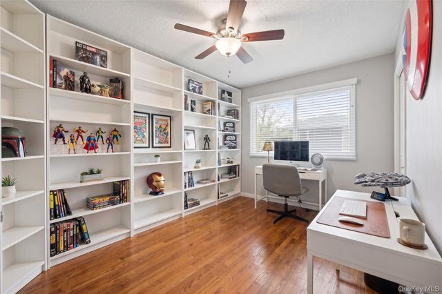 20 E Seacrest Avenue, Lindenhurst, NY 11757