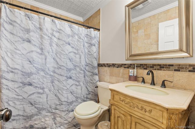 20 E Seacrest Avenue, Lindenhurst, NY 11757