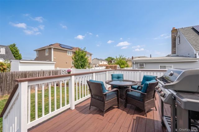 20 E Seacrest Avenue, Lindenhurst, NY 11757