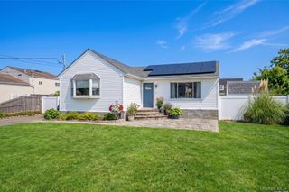 20 E Seacrest Avenue, Lindenhurst, NY 11757