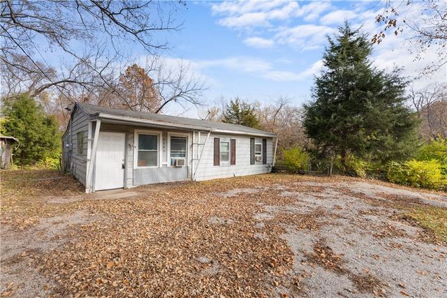 8806 E 55th Street, Raytown, MO 64133